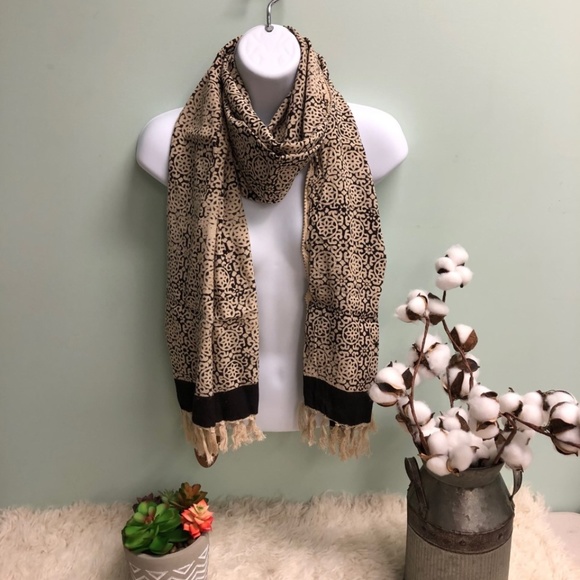 ArtStudio Fringe Scarf: Flower Design I Black - Picture 3 of 5